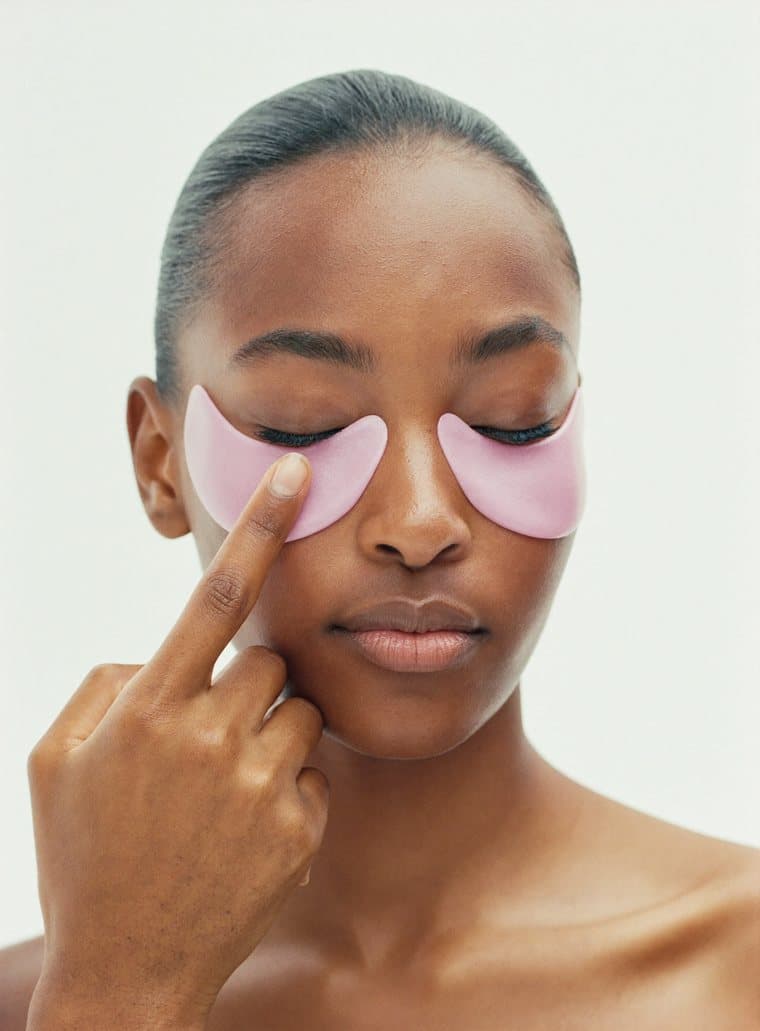 Modelo usando Parches de Ojos Collagen Peptide