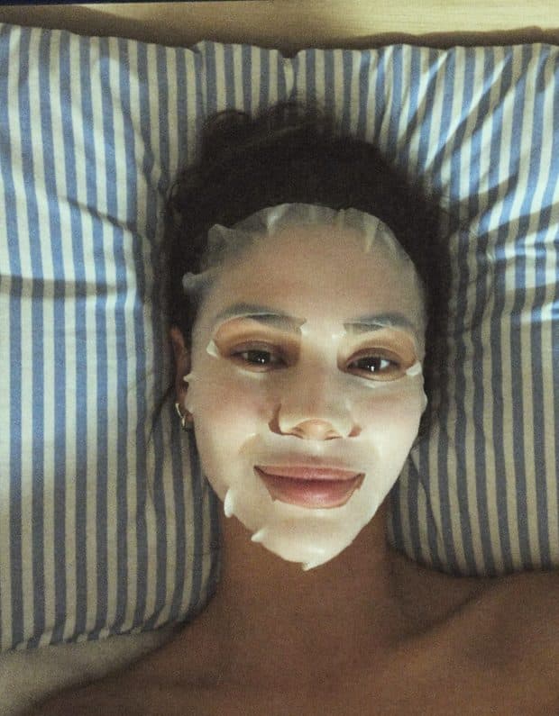 Mascarilla de colágeno durante la rutina de noche