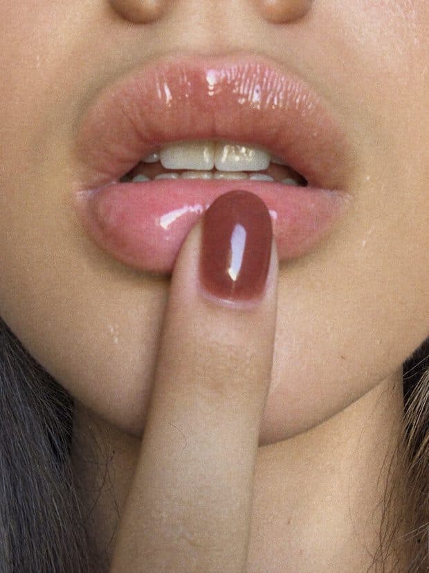 Labios hidratados con bálsamo con color