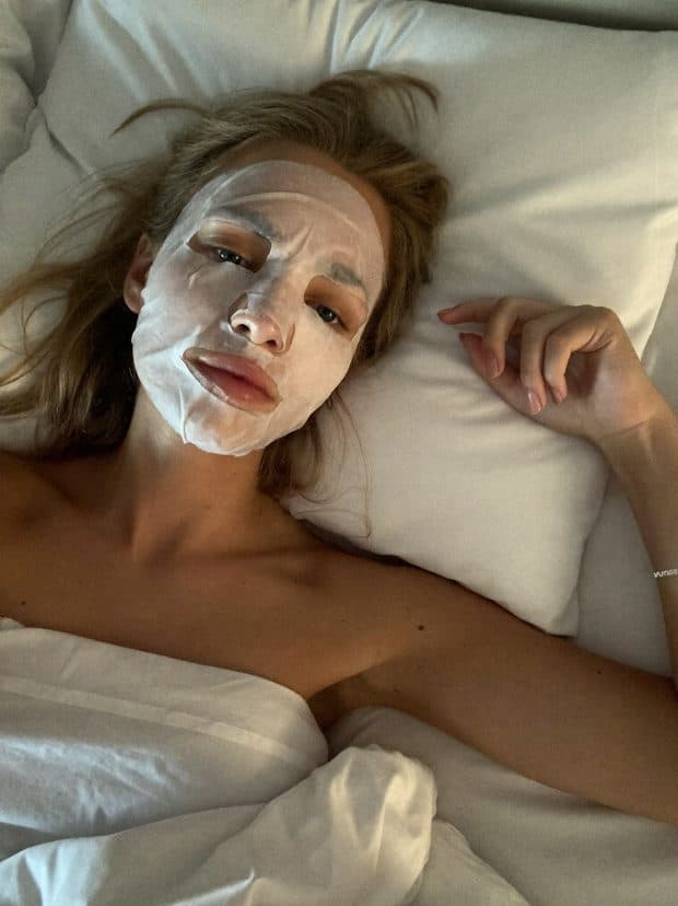 Mascarilla de tela antes de dormir
